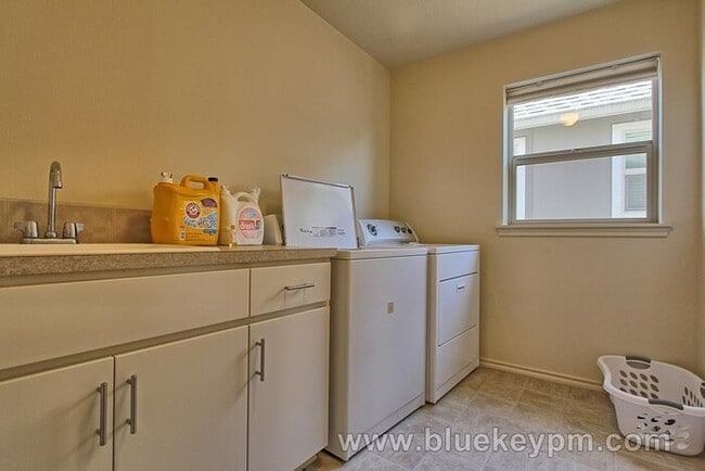 Building Photo - North Bethany Home, 4 Bed 2.5 Bath near PCC Rock Creek and Springville Elem School