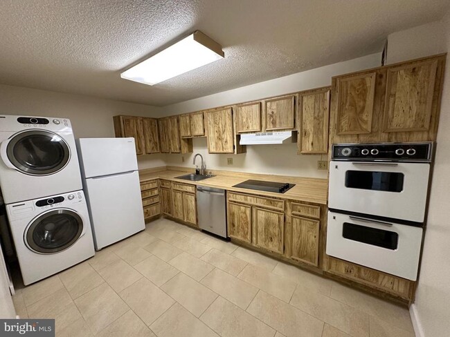 Building Photo - 8350 Greensboro Dr