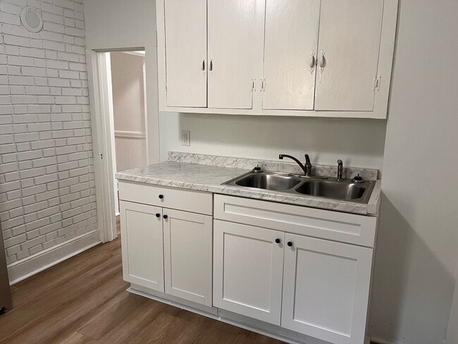 Building Photo - 2 Bedroom 1 Bath House Available to Rent f...