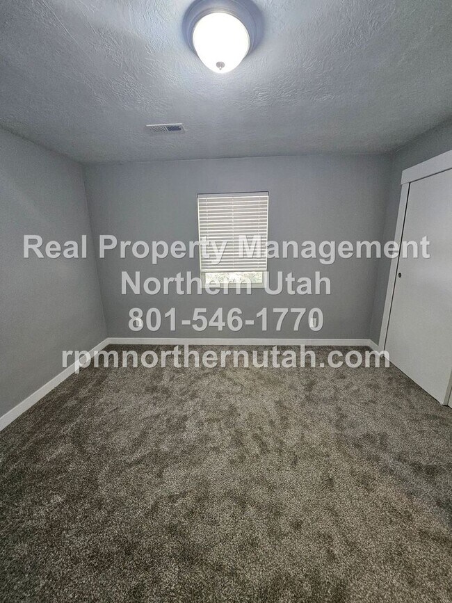 Building Photo - 902 Sullivan Dr