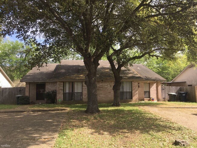 Primary Photo - 2 br, 2 bath Duplex - 800 Cross Timbers Dr...