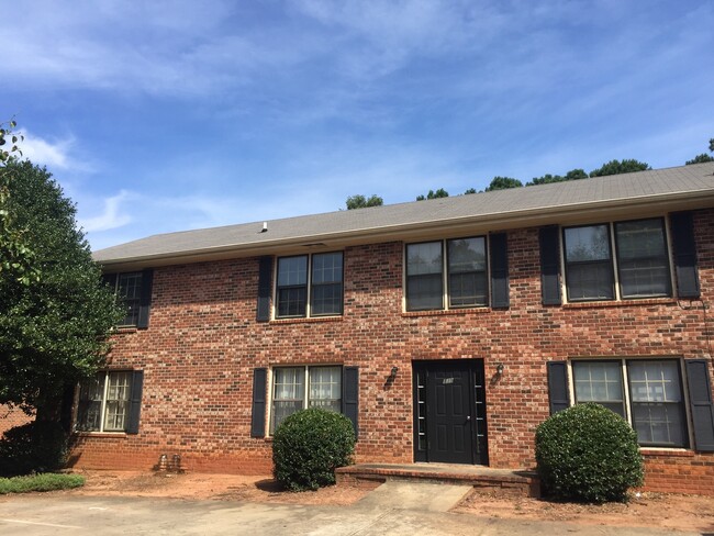 Building Photo - Large 2BR/2Bath on Eastside! Available mid...