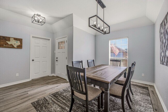 Building Photo - Beautiful large 3 bedroom home