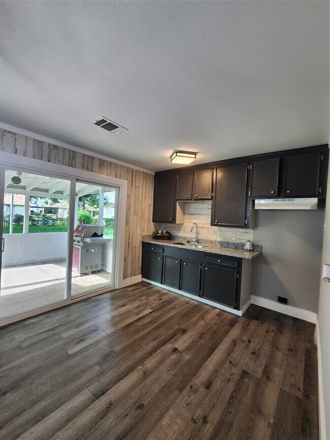 Building Photo - 9711 Aguila St