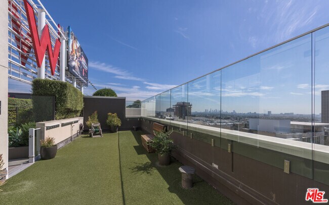 Building Photo - 6250 Hollywood Blvd