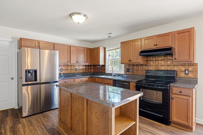 Building Photo - Recently Renovated 3 Bedroom Home in North...