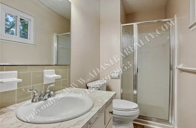 Building Photo - Updated 3Bed/2.5 Bath Duplex in Gladstone-...