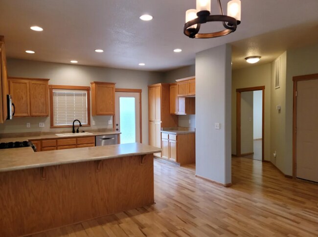 Building Photo - 610 Shadow Way