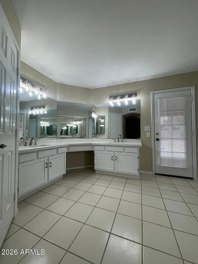 Building Photo - 5125 E Fellars Dr
