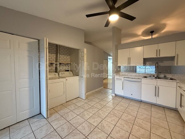 Building Photo - 624 Thorndale Dr