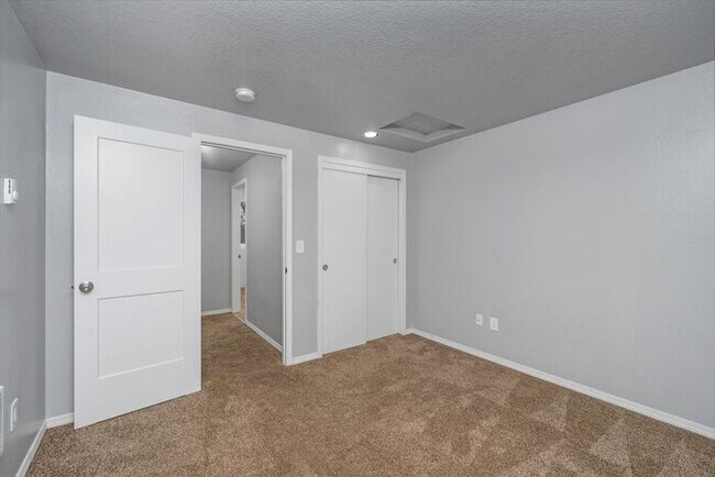 Building Photo - Large 2 bed 1.5bath townhouse