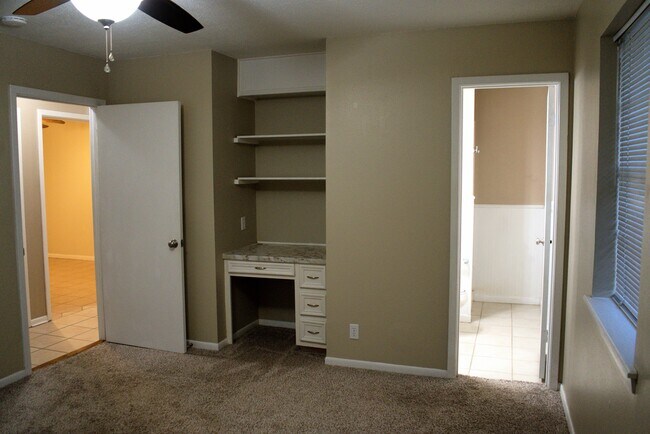 Building Photo - 421 Brigadoon St