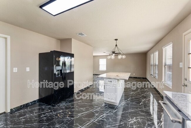 Building Photo - 5819 Providence Oak