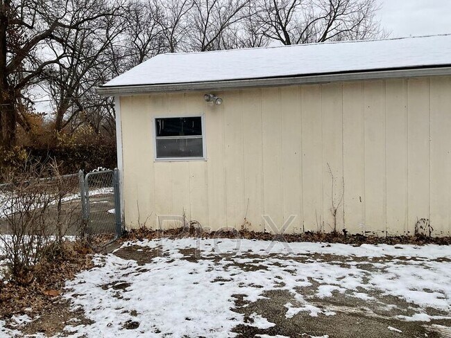 Building Photo - 1207 N Smelter St