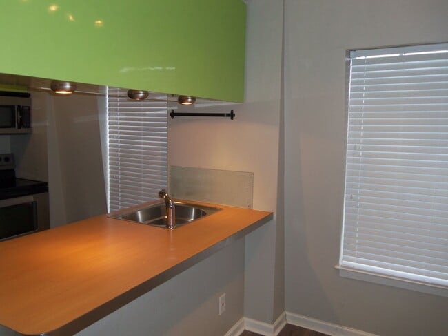 Building Photo - Courtyard Condo located between South 1st ...