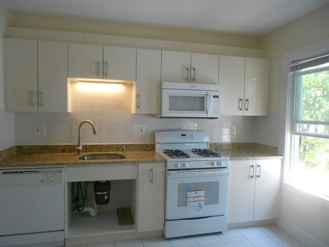 Building Photo - No Brokers Fee, In-Unit Washer and Dryer, Eat-in Kitchen, Parking for Rent