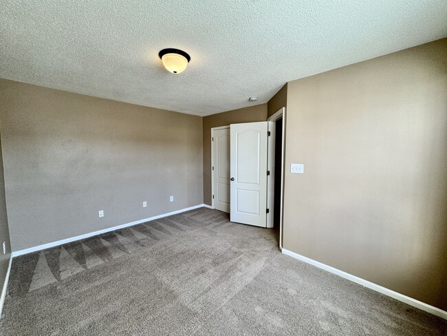 Building Photo - Ready NOW!! A 3-Bedroom Townhome w/Attache...