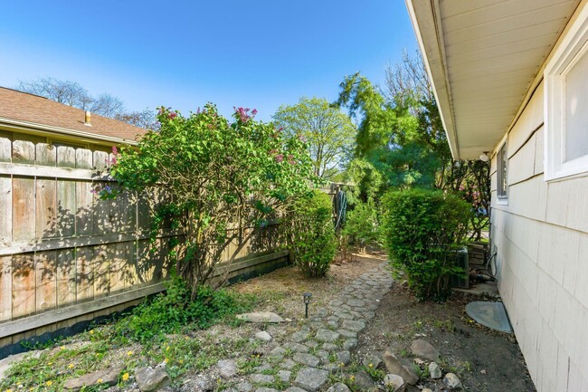 Building Photo - 4230 Eastlea Dr