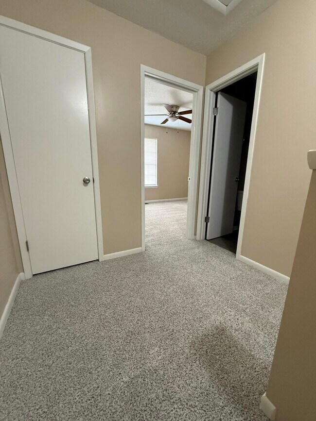 Building Photo - 816 Shadow Ln