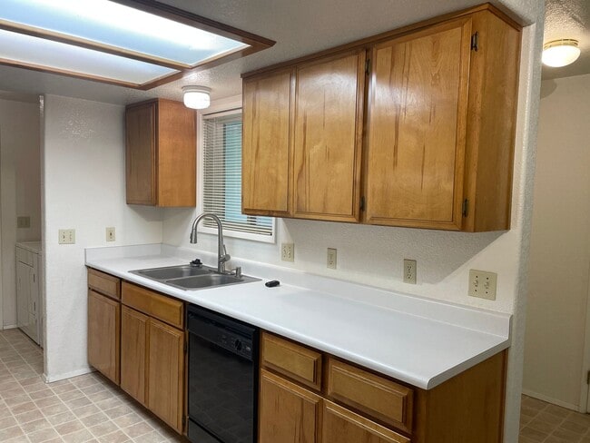 Building Photo - Very Nice 2 Bedroom 1 Bath Duplex in Grant...