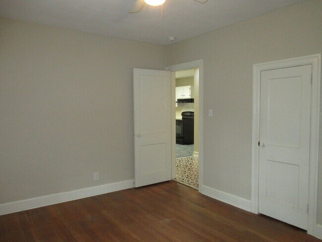 Building Photo - Lovely 2br bungalow with screened porch an...