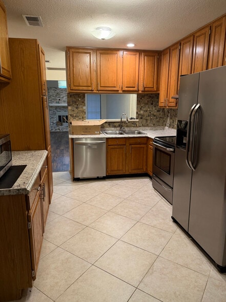 Building Photo - 903 Teakwood Ln