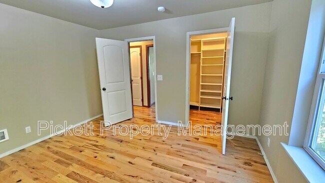 Building Photo - 1330 Corbet Dr