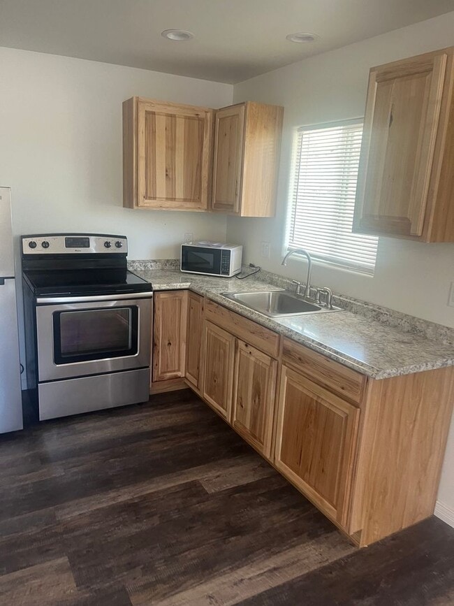 Building Photo - Cozy remodeled 2 Bedroom 1 Bathroom Cottag...