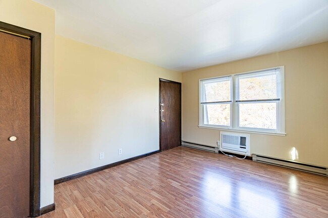 Building Photo - 1515 Golfview