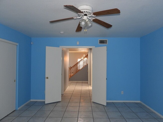 Building Photo - 5 bedroom 3 bath