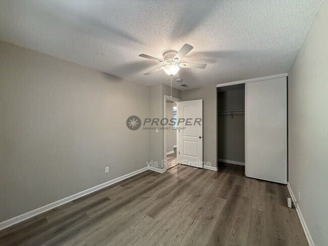 Building Photo - 1047 Oakcrest Dr