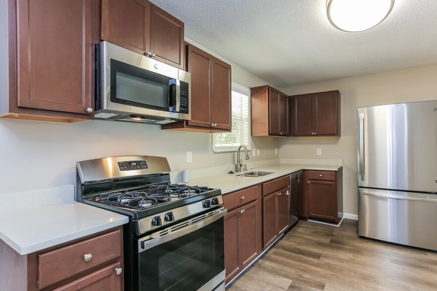 Building Photo - 2350 Sapphire Ct