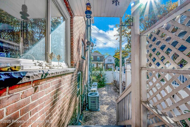 Building Photo - 533 S Franklin St