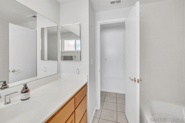 Building Photo - 17052 Bernardo Oaks Dr