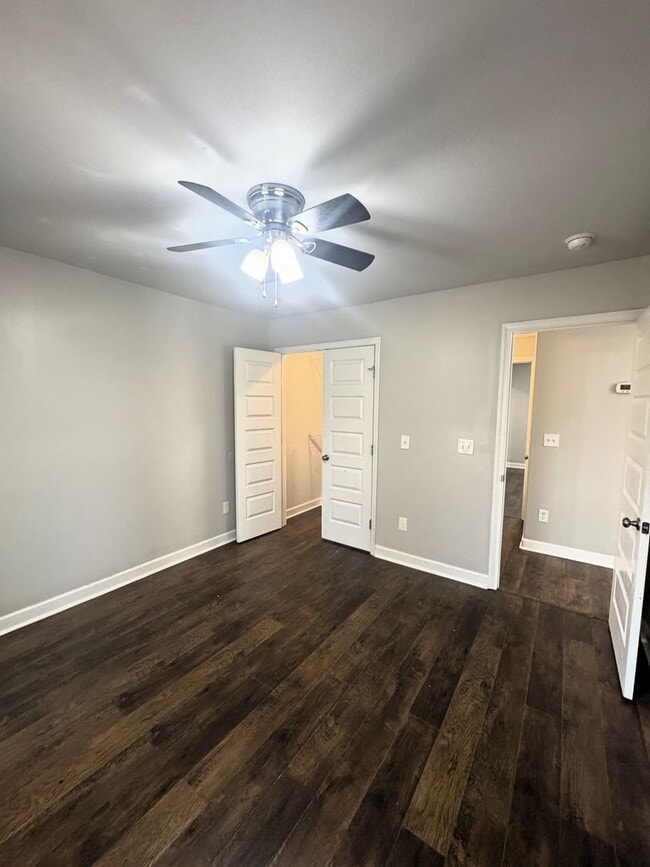 Building Photo - 127 Hedge Ln