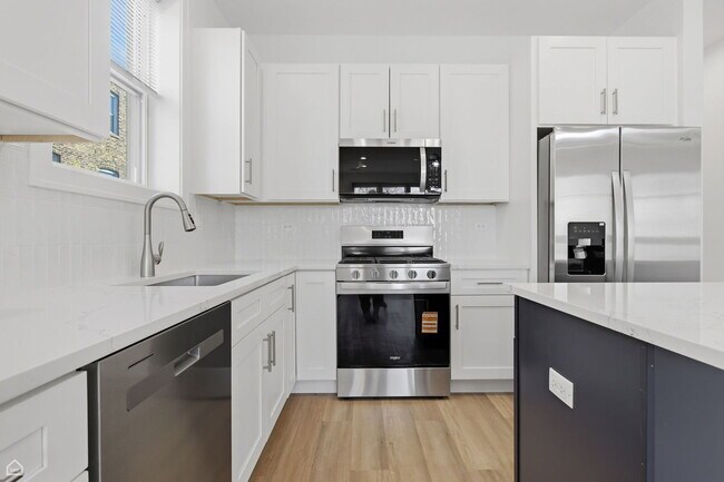 Building Photo - 4841 S Prairie Ave