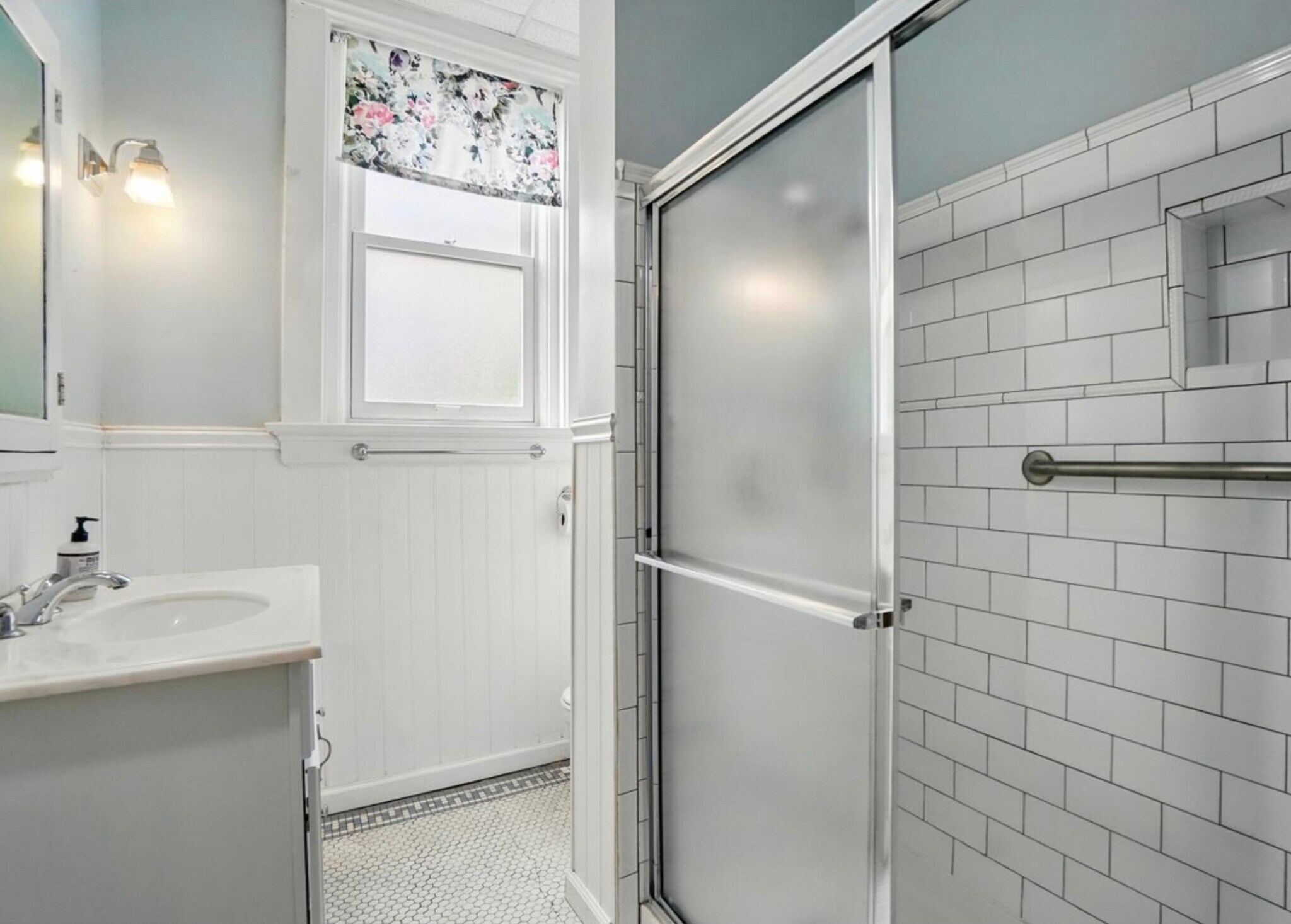full bath - 513 Howell Ave