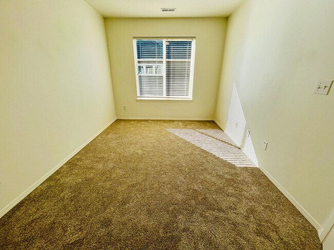 Building Photo - Amazing 3-Bedroom 2.5-Bathroom Townhouse i...
