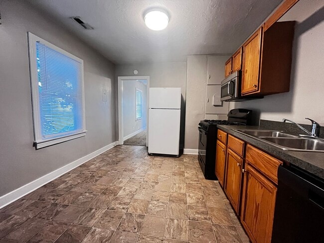 Building Photo - A Nice 2 Bedroom Home Near Church Hills Downs