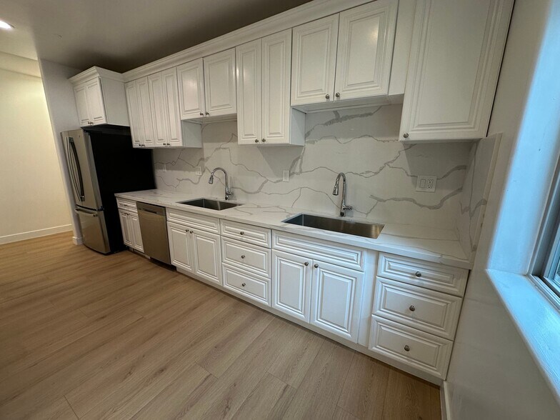 Building Photo - 1109 La Peer Dr