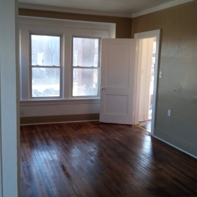 Building Photo - 1928 Gladstone St