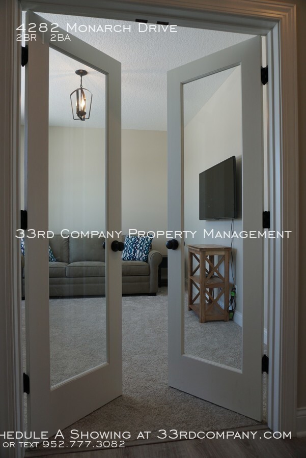 Building Photo - Easy Living, One-Level Woodbury Villa!