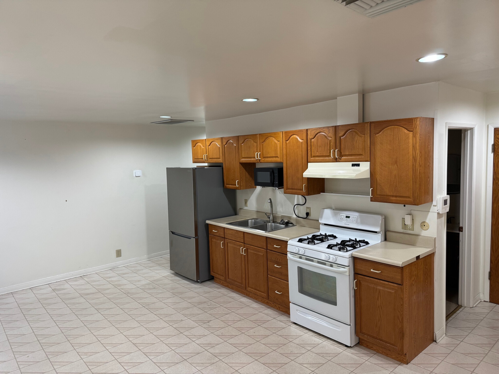 Building Photo - 10201 Oak Park Ave