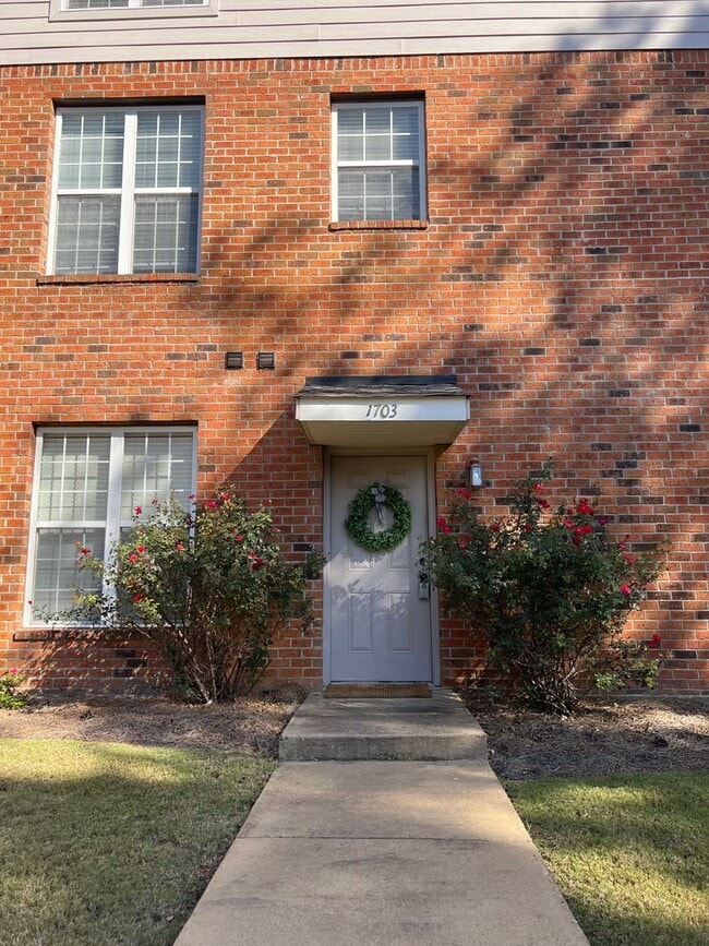 Primary Photo - 1703 Highpointe