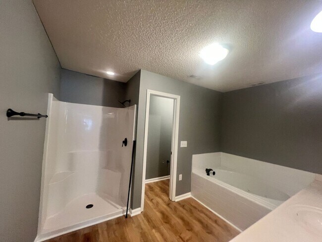 Building Photo - RENT SPECAIL*** $1495.Breezewood Condo, 2 Brd/2bath Screen Porch! LVP wood flooring, Center of Wi...