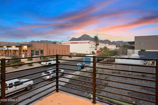 Building Photo - 1611 E Lamar Rd
