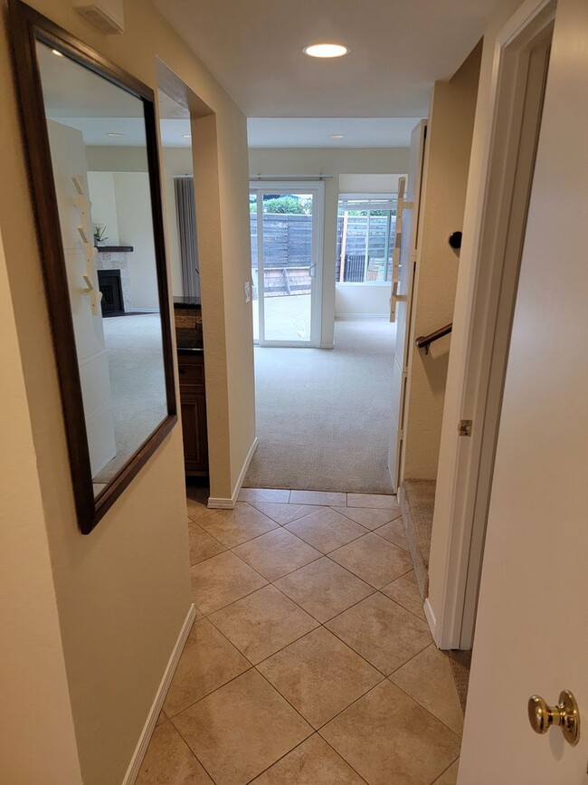 Building Photo - SPACIOUS 3BR/2.5 TOWNHOME STYLE UNIT locat...