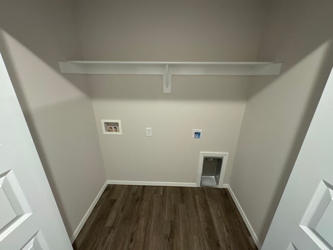 Building Photo - *Pre-leasing* NEWER Three Bedroom | Two Ba...