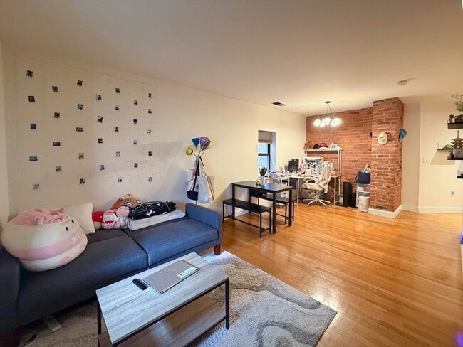 Building Photo - 84 Gainsborough St