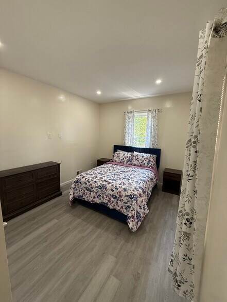 Bedroom #3 - Queen Bed Ensuite - 72 Seymour Ave